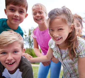 Niños jugando en un camping