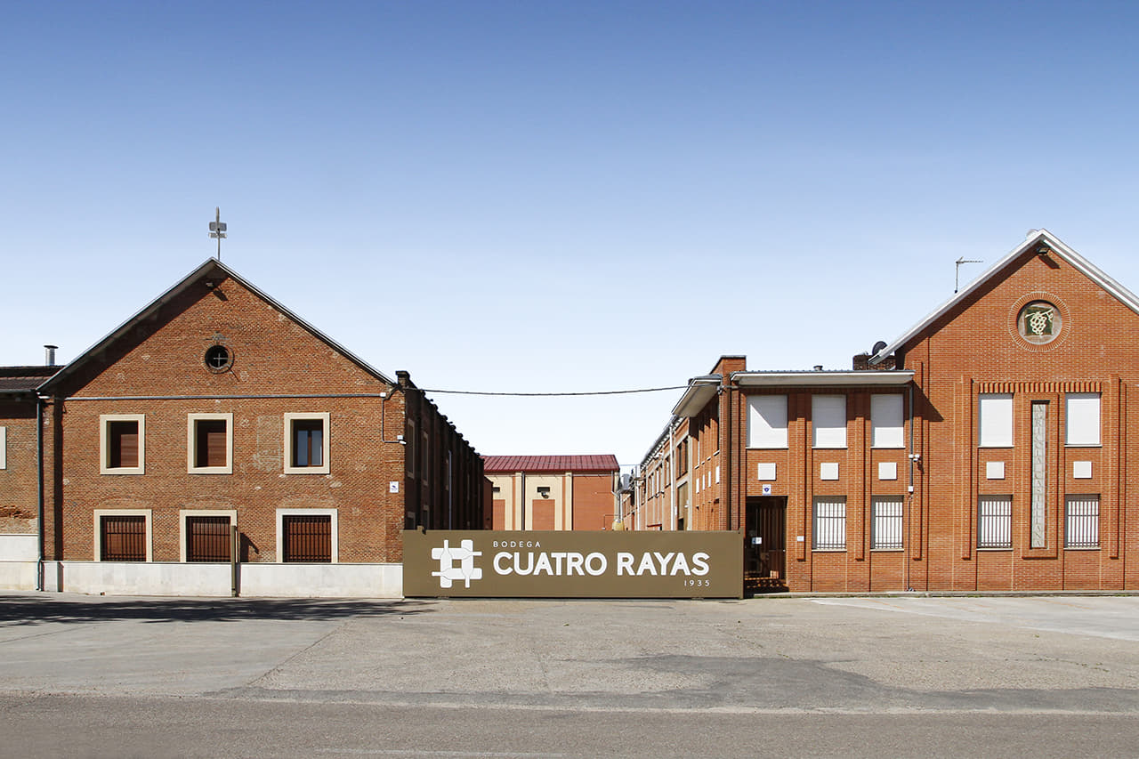 Instalaciones originales de la cooperativa Bodega Cuatro Rayas, que este año celebra su 90 aniversario.