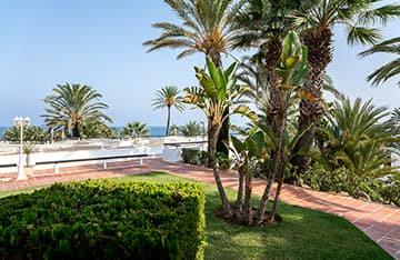 Jardines con vistas al mar.