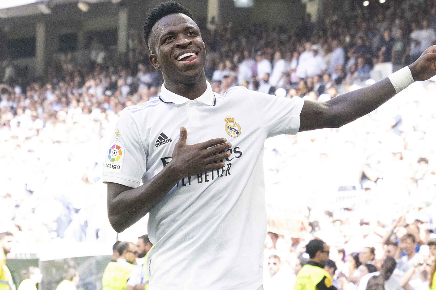 Vinícius Júnior celebra un gol ante la afición madridista - Foto: LaLiga.