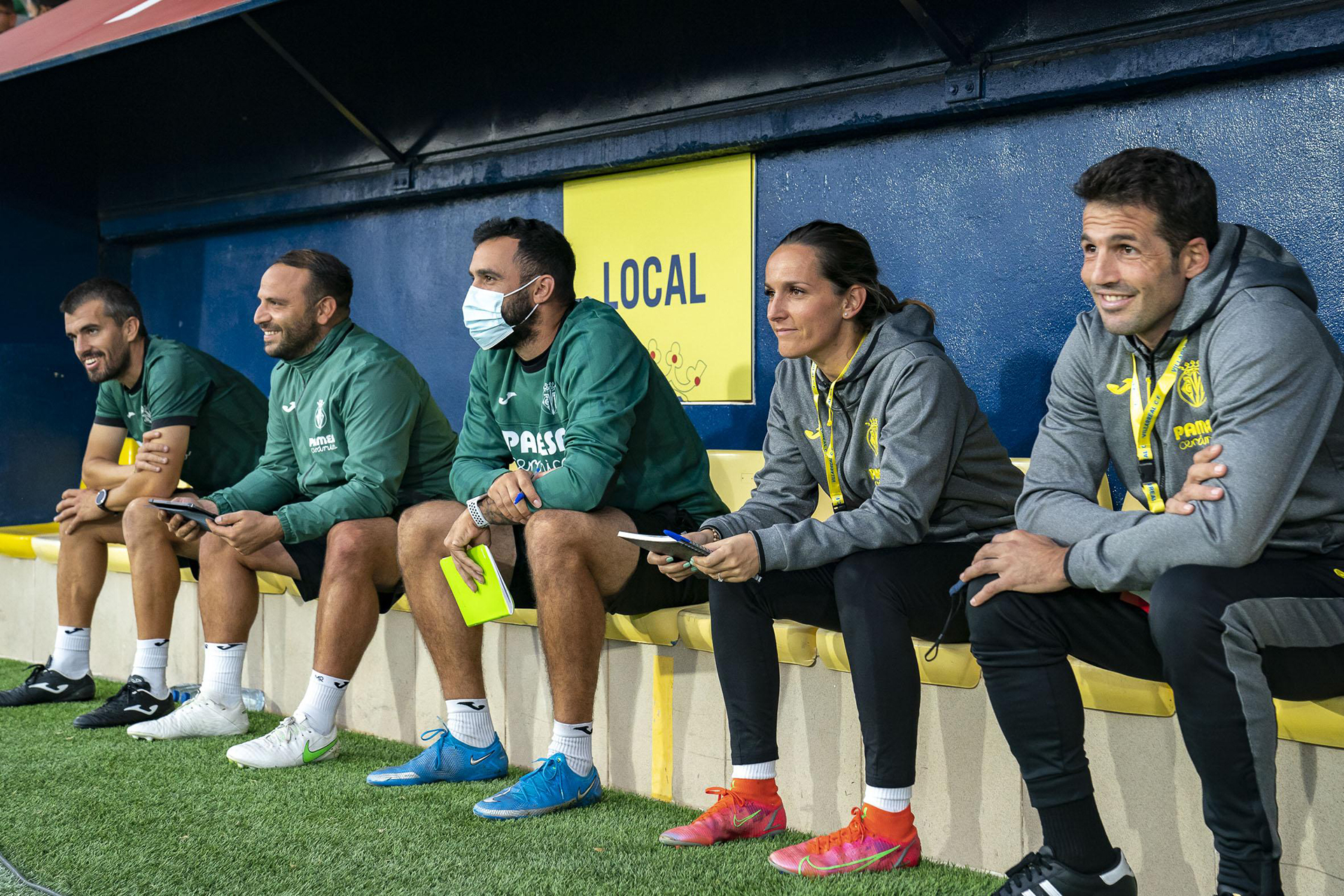 Paula Roig, con todo el ‘staff’ técnico del Juvenil B del Villarreal CF.